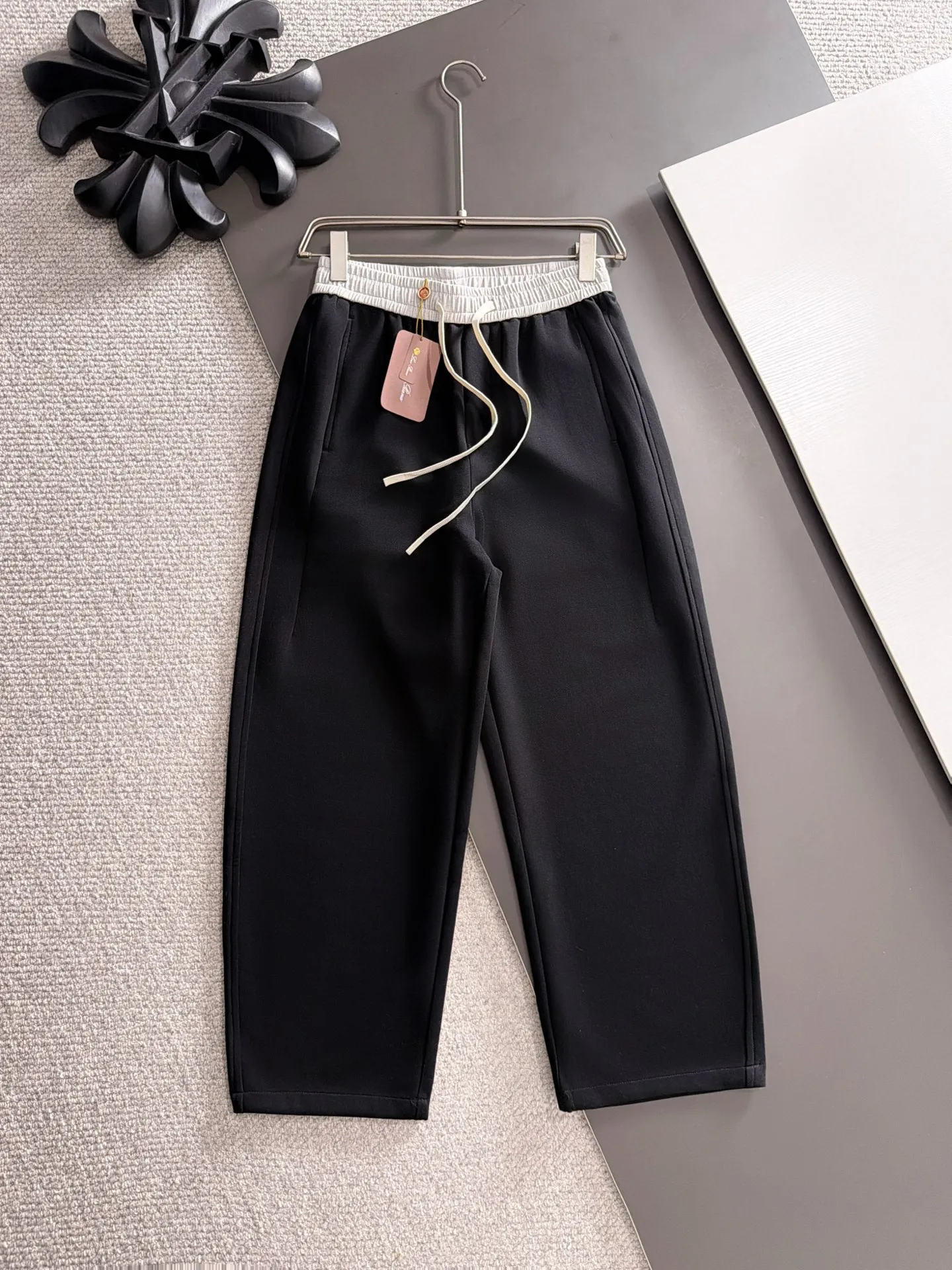 Next day shipment LP high quality Loro Piana 26ss autumn and winter new high-quality trousers Compare real-life details at will A perfect choice for autumn and winter. A must-have item. Sizes: M to 3XL (please state your height and weight when placing an order)